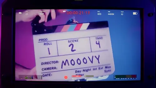 Vidéo Mooovy — clap de tournage filmé sur l’écran d’une caméra professionnelle