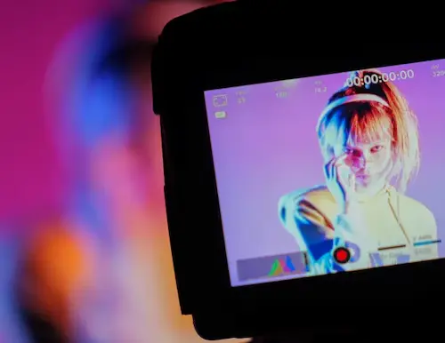 Tournage créatif en studio avec caméra — Image colorée filmée par Mooovy