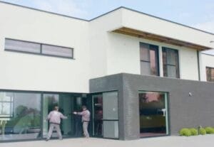 Vidéo publicitaire pour Abihome mettant en avant des châssis modernes