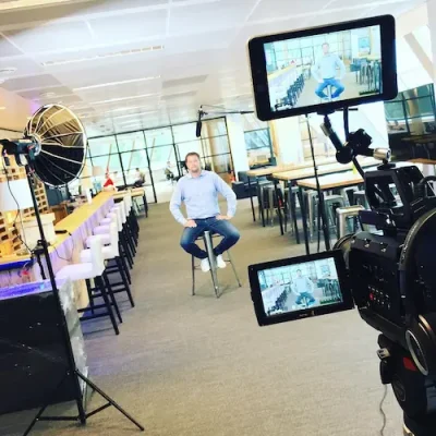 Tournage-corporate Tournage vidéo corporate Mooovy — interview filmée en entreprise avec caméras et éclairage professionnel