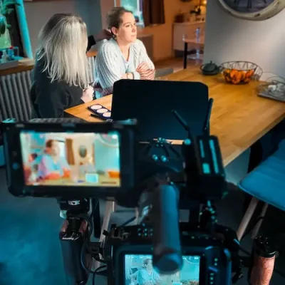 Tournage d’un spot publicitaire pour Trenker, mise en place d’une interview avec caméra et maquillage